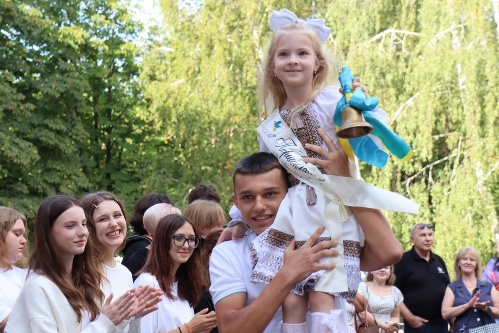708967453 1442391851261251 1112126133799505100 n Останній дзвоник попри війну: міські голови Нікополя, Покрова і Марганця привітали школярів із завершенням навчального року