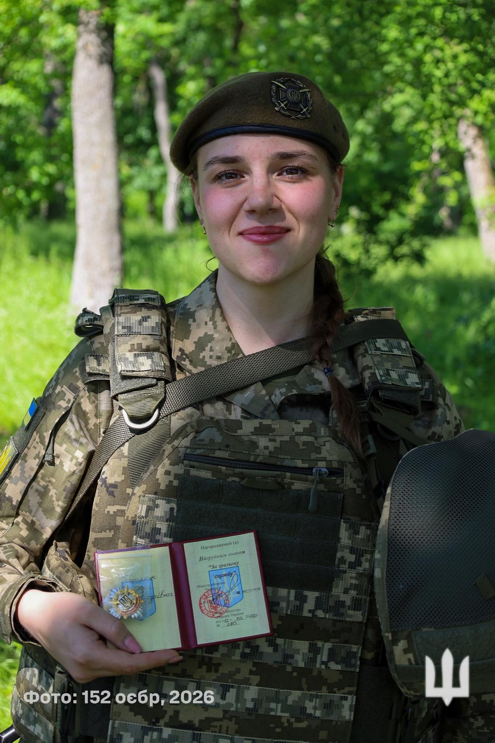 Захисниця з Нікопольщини в строю з 18 років. Мама була проти, але у доньки рішучий характер… Дівчина розповіла про службу. Каже, що саме у війську почувається на своєму місці. 709846332 122250724298093937 Захисниця з Нікопольщини в строю з 18 років. Мама була проти, але у доньки рішучий характер… Дівчина розповіла про службу. Каже, що саме у війську почувається на своєму місці.