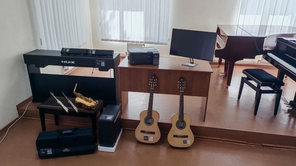 Нікопольська школа мистецтв виграла грант і отримала музичні інструменти та сучасну техніку (фото)