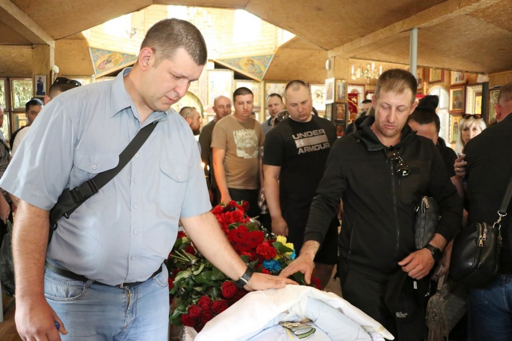 Був справжнім авторитетом серед колег... у Нікополі сьогодні провели в останню путь феросплавника 10