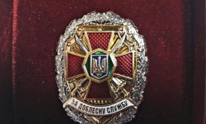 Гарна новина з фронту: Захисника з Нікопольщини нагородили Нагрудним знаком «За доблесну службу»