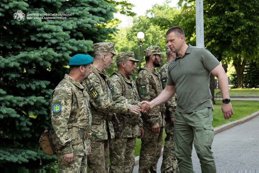Начальник Дніпро ОВА вручив державні нагороди 12 військовим Начальник Дніпро ОВА вручив державні нагороди 12 військовим