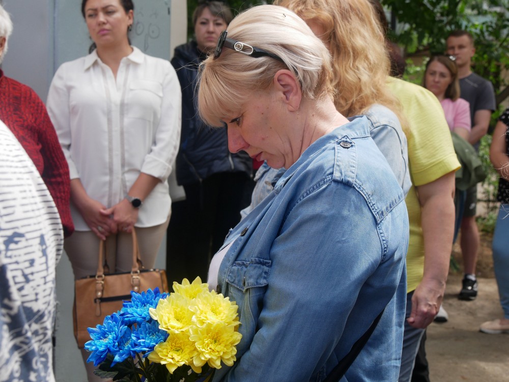 Рідні, друзі, представники влади, містяни вшановували пам'ять Захисника хвилиною мовчання, схиляючи голову у шані до воїна.