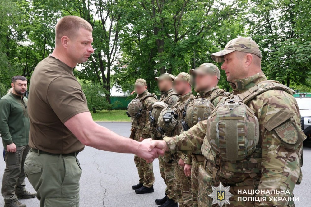 Поліція Дніпропетровщини отримала 5 пікапів для антидронового загону батальйону особливого призначення