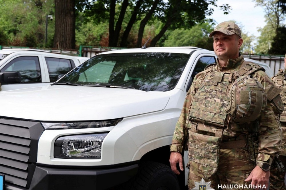 Поліція Дніпропетровщини отримала 5 пікапів для антидронового загону батальйону особливого призначення 10