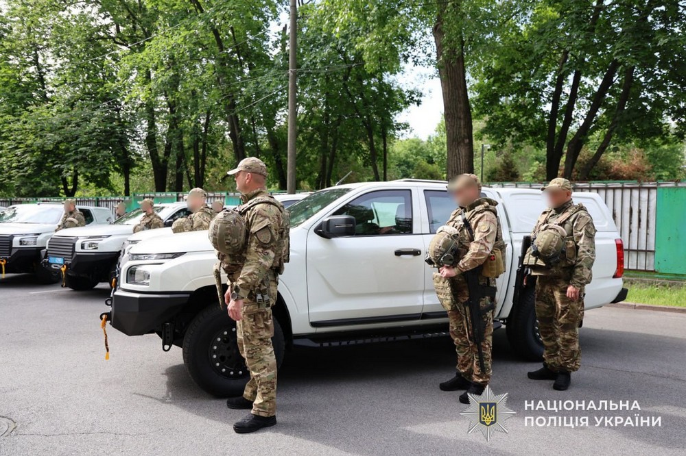Поліція Дніпропетровщини отримала 5 пікапів для антидронового загону батальйону особливого призначення 3