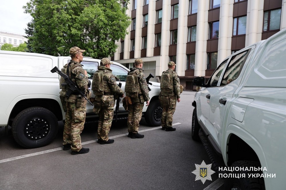 Поліція Дніпропетровщини отримала 5 пікапів для антидронового загону батальйону особливого призначення 5