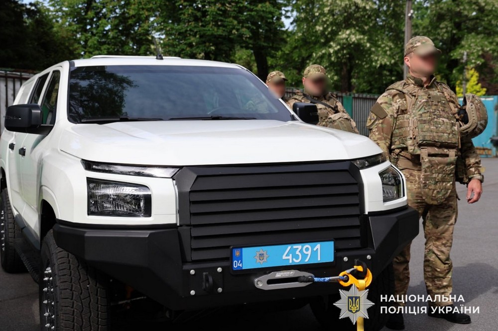 Поліція Дніпропетровщини отримала 5 пікапів для антидронового загону батальйону особливого призначення 6