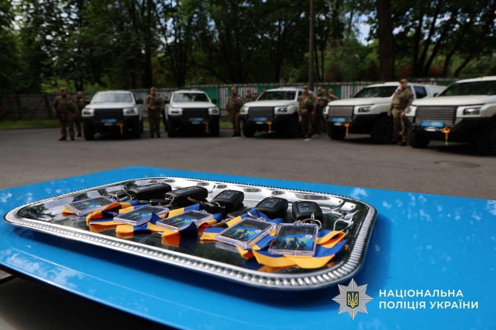 Поліція Дніпропетровщини отримала 5 пікапів для антидронового загону батальйону особливого призначення 7