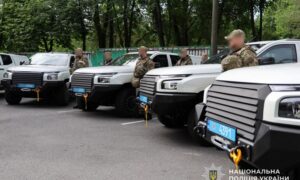 Поліція Дніпропетровщини отримала 5 пікапів для антидронового загону батальйону особливого призначення 8