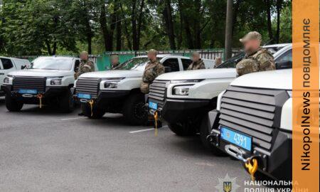Поліція Дніпропетровщини отримала 5 пікапів для антидронового загону батальйону особливого призначення 8