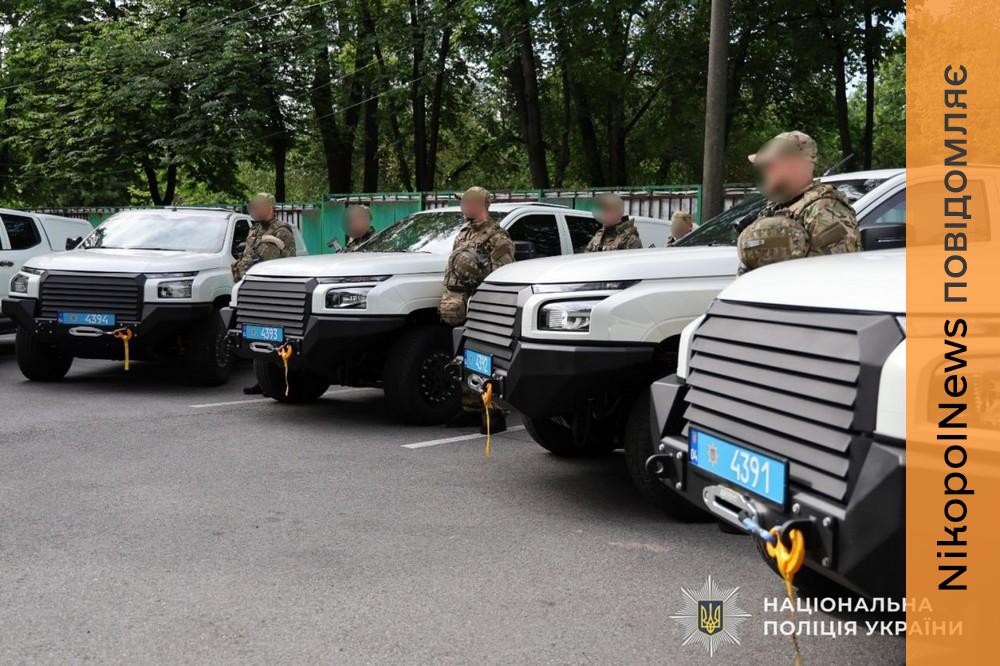 Поліція Дніпропетровщини отримала 5 пікапів для антидронового загону батальйону особливого призначення 8