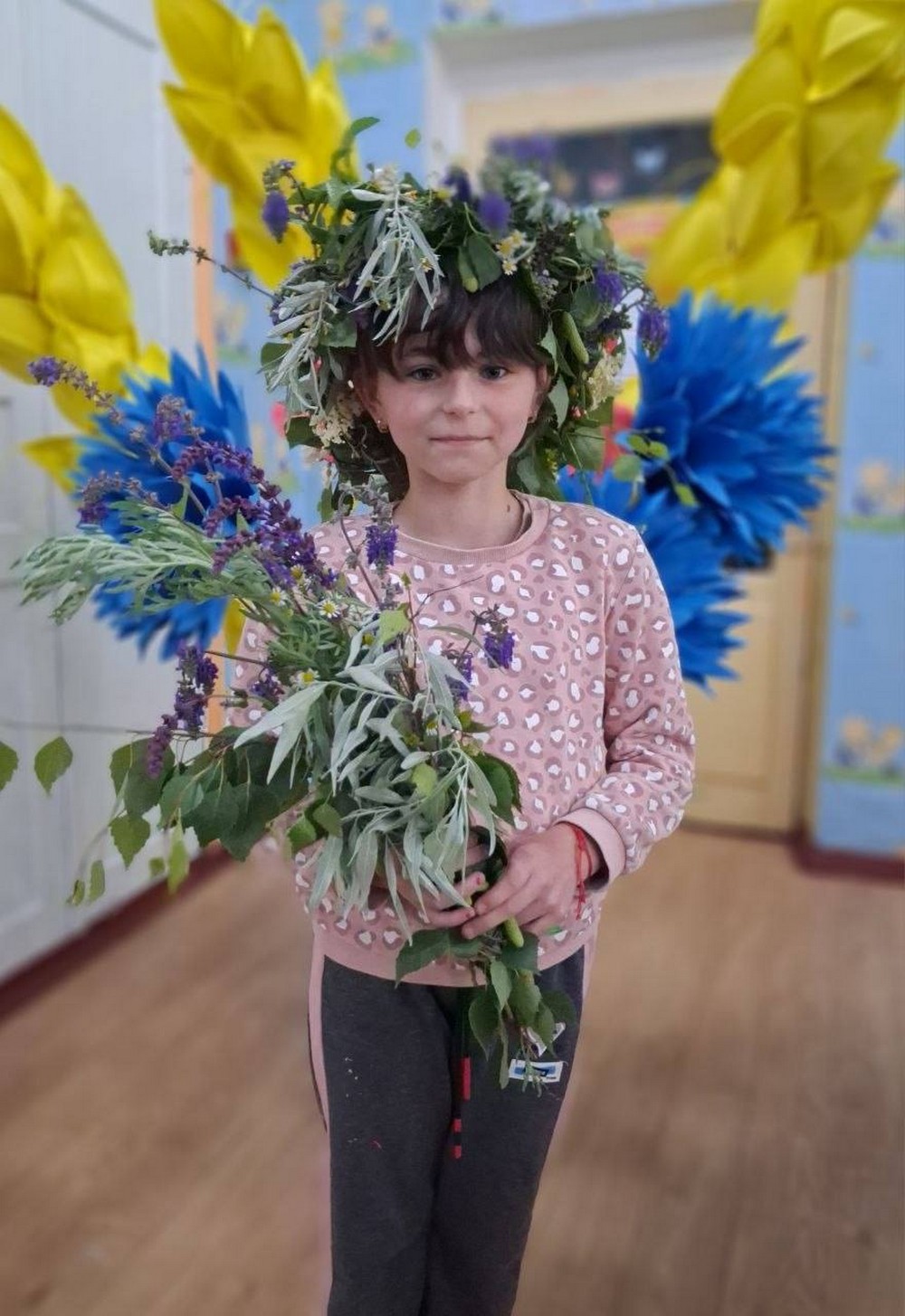 Разом із мамами діти плели вінки теплий захід для родин Захисників провели у Мирівській громаді (фото) (12) Разом із мамами діти плели вінки теплий захід для родин Захисників провели у Мирівській громаді (фото) (12)
