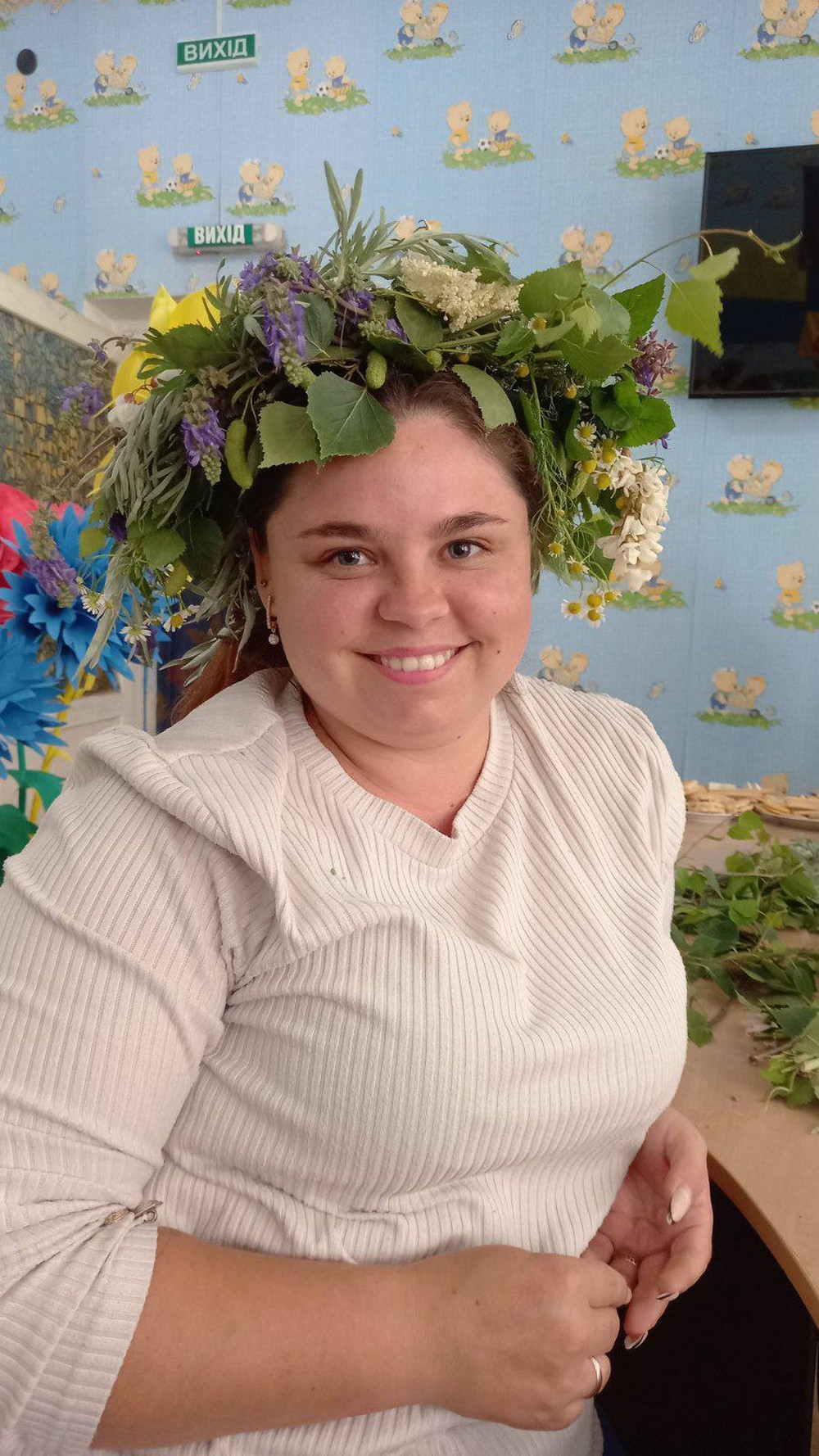 Разом із мамами діти плели вінки теплий захід для родин Захисників провели у Мирівській громаді (фото) (14) Разом із мамами діти плели вінки теплий захід для родин Захисників провели у Мирівській громаді (фото) (14)
