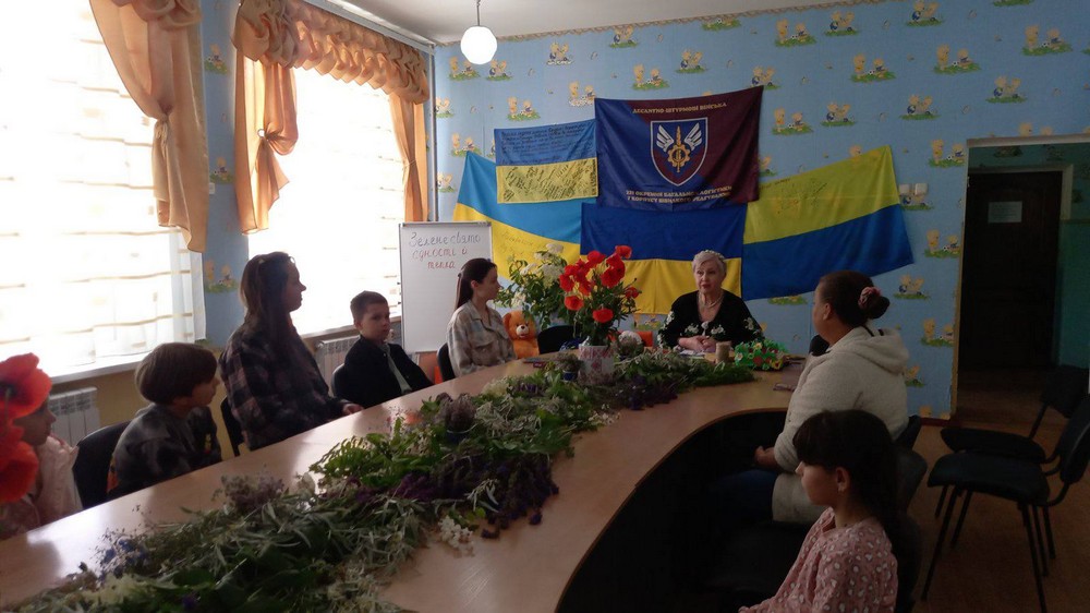 Разом із мамами діти плели вінки теплий захід для родин Захисників провели у Мирівській громаді (фото) (15) Разом із мамами діти плели вінки теплий захід для родин Захисників провели у Мирівській громаді (фото) (15)