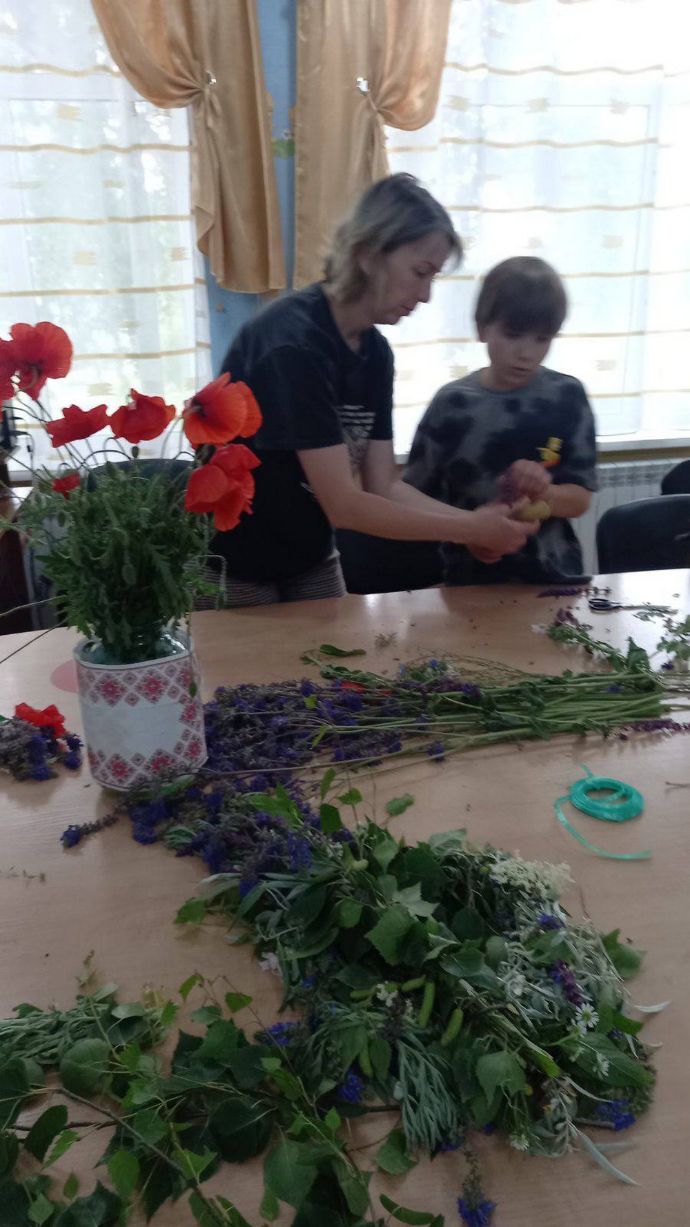 Разом із мамами діти плели вінки теплий захід для родин Захисників провели у Мирівській громаді (фото) (18) Разом із мамами діти плели вінки теплий захід для родин Захисників провели у Мирівській громаді (фото) (18)