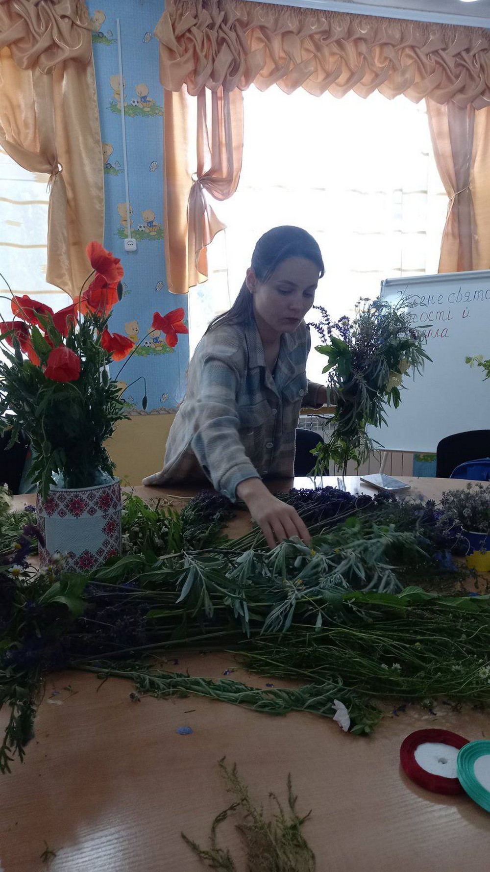 Разом із мамами діти плели вінки теплий захід для родин Захисників провели у Мирівській громаді (фото) (19) Разом із мамами діти плели вінки теплий захід для родин Захисників провели у Мирівській громаді (фото) (19)