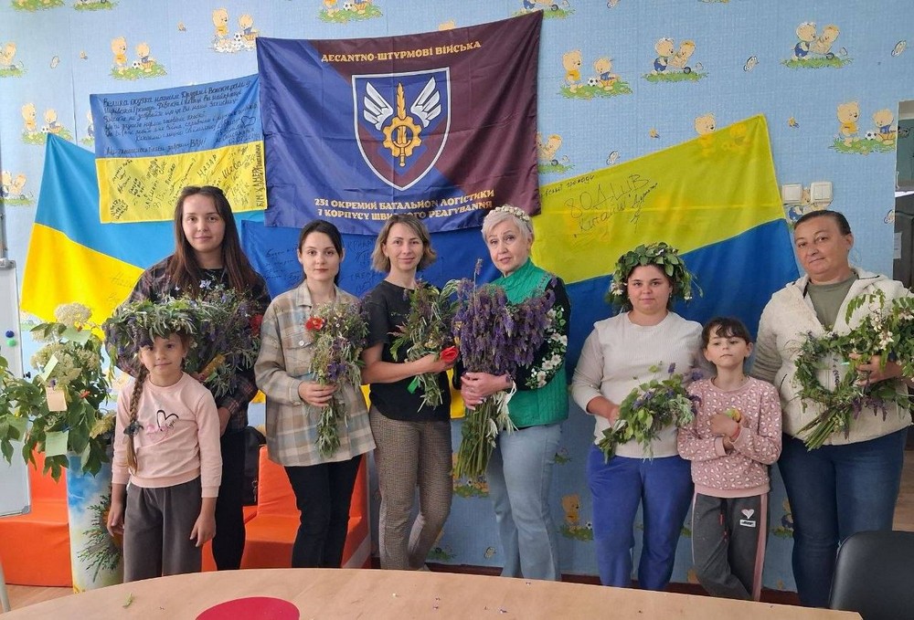 Разом із мамами діти плели вінки теплий захід для родин Захисників провели у Мирівській громаді (фото) (2) Разом із мамами діти плели вінки теплий захід для родин Захисників провели у Мирівській громаді (фото) (2)