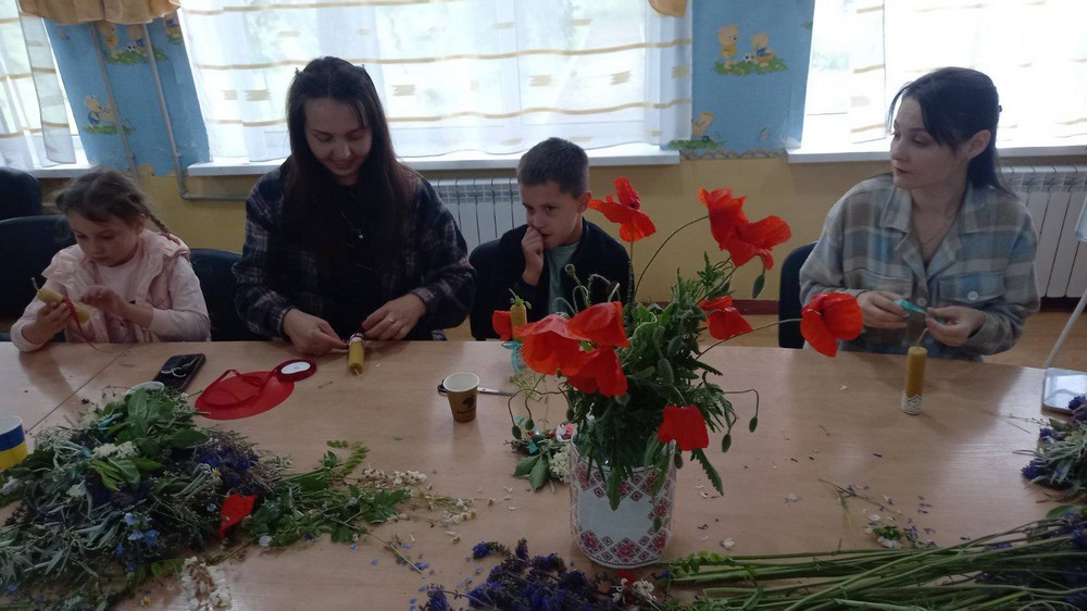 Разом із мамами діти плели вінки теплий захід для родин Захисників провели у Мирівській громаді (фото) (20) Разом із мамами діти плели вінки теплий захід для родин Захисників провели у Мирівській громаді (фото) (20)