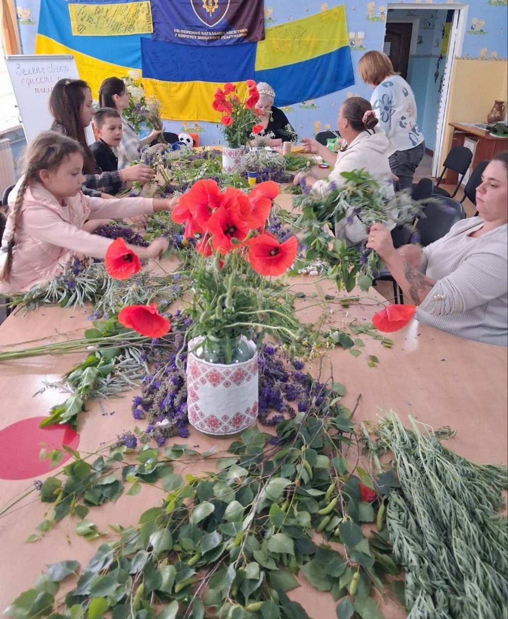 Разом із мамами діти плели вінки теплий захід для родин Захисників провели у Мирівській громаді (фото) (3) Разом із мамами діти плели вінки теплий захід для родин Захисників провели у Мирівській громаді (фото) (3)
