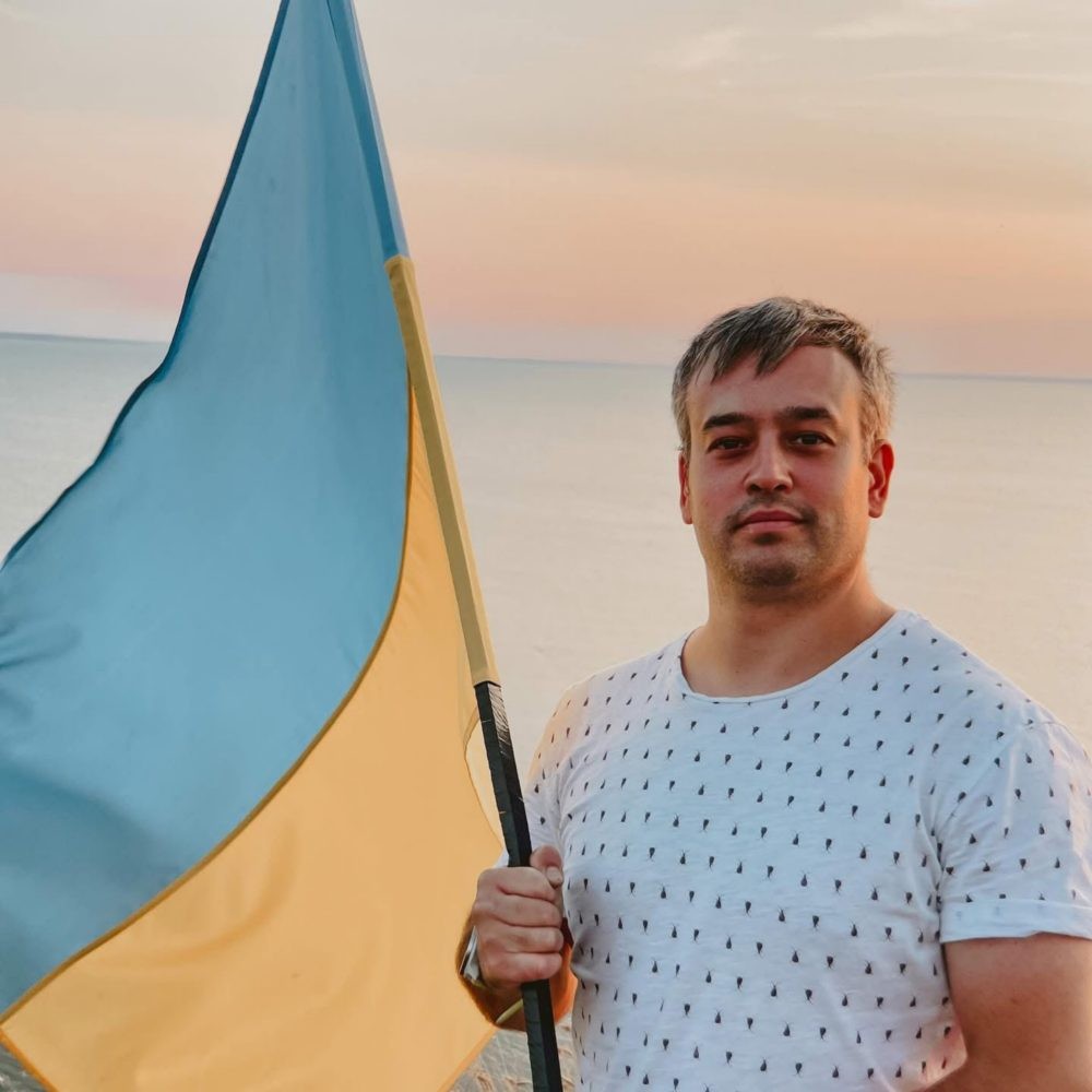 Вбиті росією мешканці Нікопольщини. Захисник з Нікополя Олексій Якубенко загинув 9 травня 2025 року. Тож сьогодні перші роковини його смерті, і ми вшановуємо пам’ять Героя!