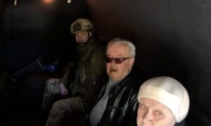 Два роки тому разом ховалися від обстрілу: поліцейські «Білі янголи» евакуювали з Нікополя літнє подружжя (фото, відео)