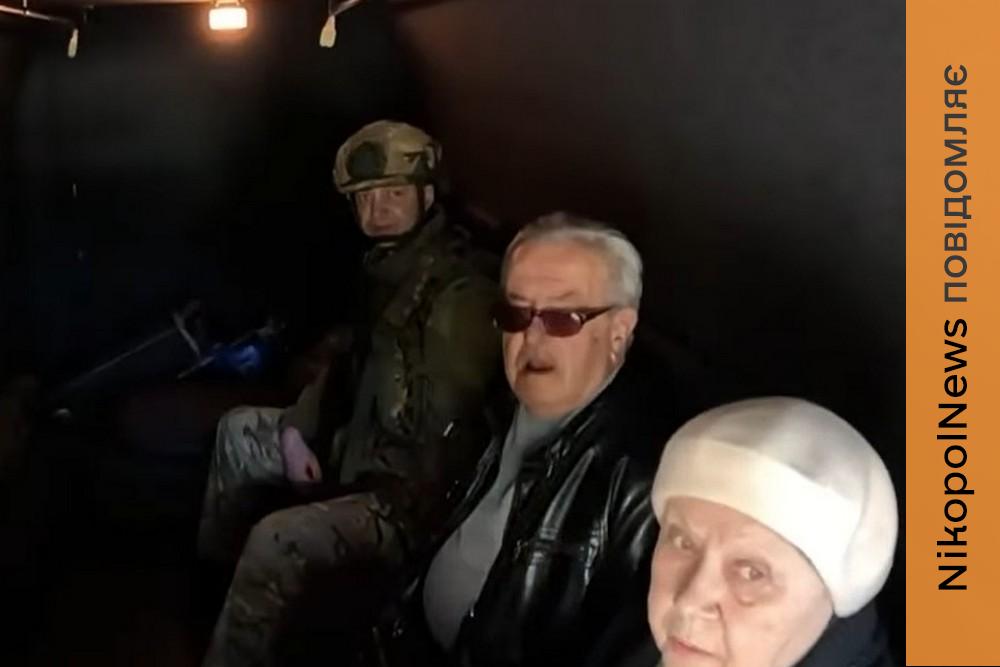 Два роки тому разом ховалися від обстрілу: поліцейські «Білі янголи» евакуювали з Нікополя літнє подружжя (фото, відео)