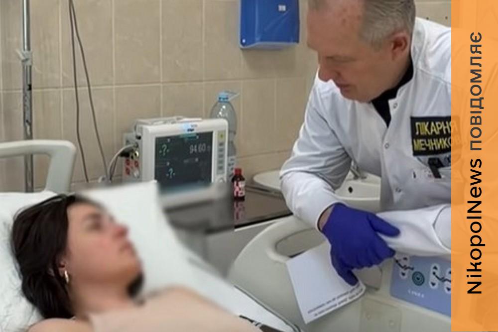 Снаряд прилетів просто під ноги… У Нікополі було поранено родину з 4-річною дитиною – маму рятують у Дніпрі (відео)
