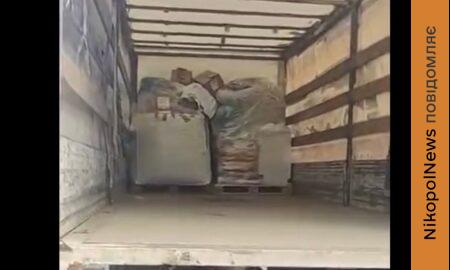 Вантажівки бояться їхати: у Нікополі притулок отримав допомогу для тварин з-за кордону (відео)