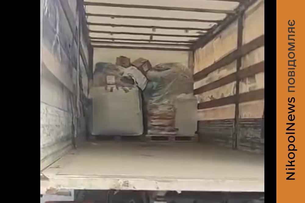 Вантажівки бояться їхати: у Нікополі притулок отримав допомогу для тварин з-за кордону (відео)