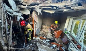 Розтрощені квартири, розтрощене життя…. Рятувальники показали наслідки обстрілів Дніпропетровщини (фото)