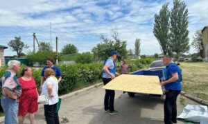 Під вогнем і дронами: на Нікопольщині допомогли 20 постраждалим домогосподарствам