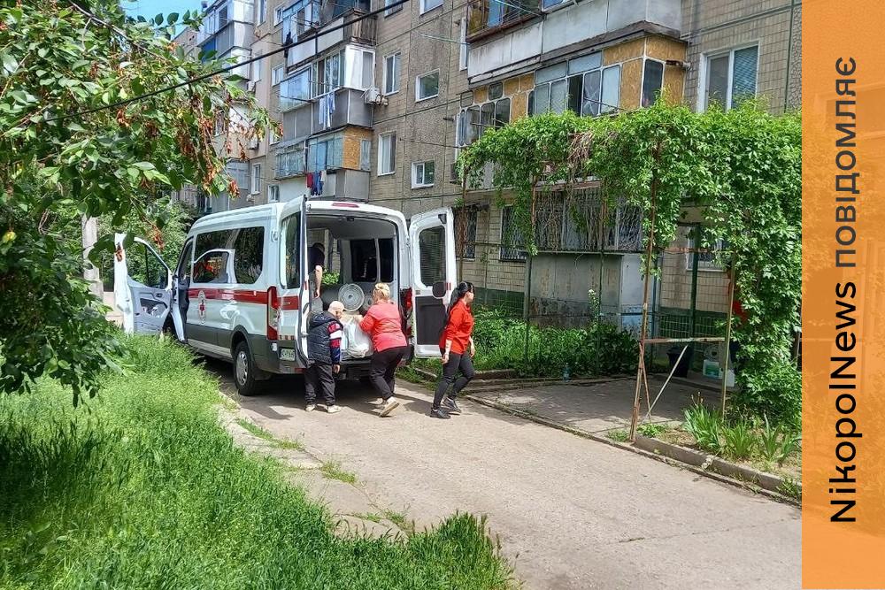 У Нікополі волонтери евакуювали маломобільного чоловіка: як отримати таку допомогу, куди звертатися (фото)