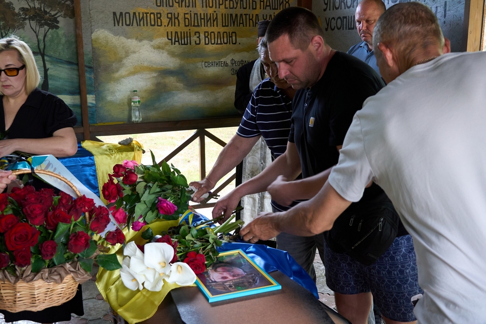 «Неодноразово отримував поранення, але щоразу повертався на фронт»: Нікополь попрощався з полеглим Захисником (фото)