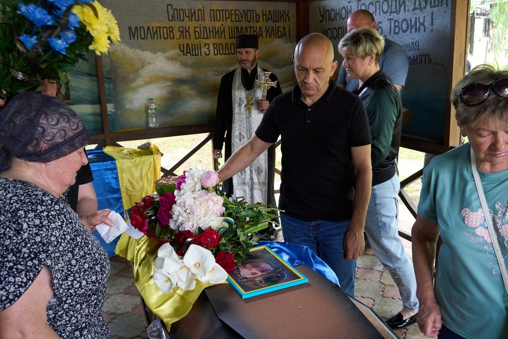«Неодноразово отримував поранення, але щоразу повертався на фронт»: Нікополь попрощався з полеглим Захисником (фото)