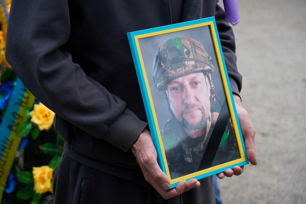 «Неодноразово отримував поранення, але щоразу повертався на фронт»: Нікополь попрощався з полеглим Захисником (фото)
