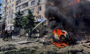 Палаючі квартири та постраждала дитина: у ДСНС показали наслідки атаки на Павлоград (фото)