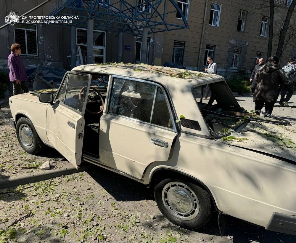 Люди були у підвалі: ворог вдарив по житловому кварталу Дніпра – що відомо (фото)