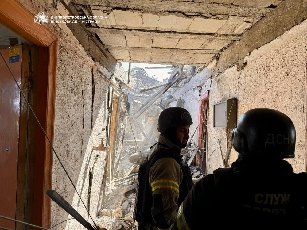 Люди були у підвалі: ворог вдарив по житловому кварталу Дніпра – що відомо (фото)