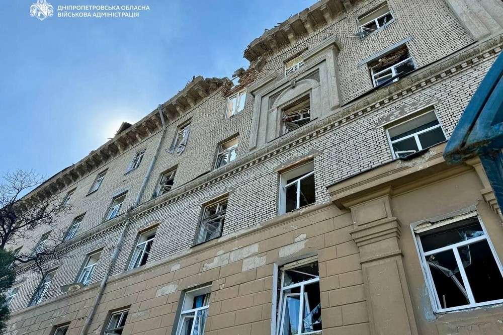 Люди були у підвалі: ворог вдарив по житловому кварталу Дніпра – що відомо (фото)