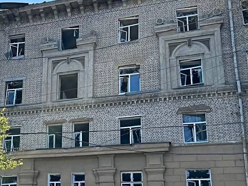 Люди були у підвалі: ворог вдарив по житловому кварталу Дніпра – що відомо (фото)