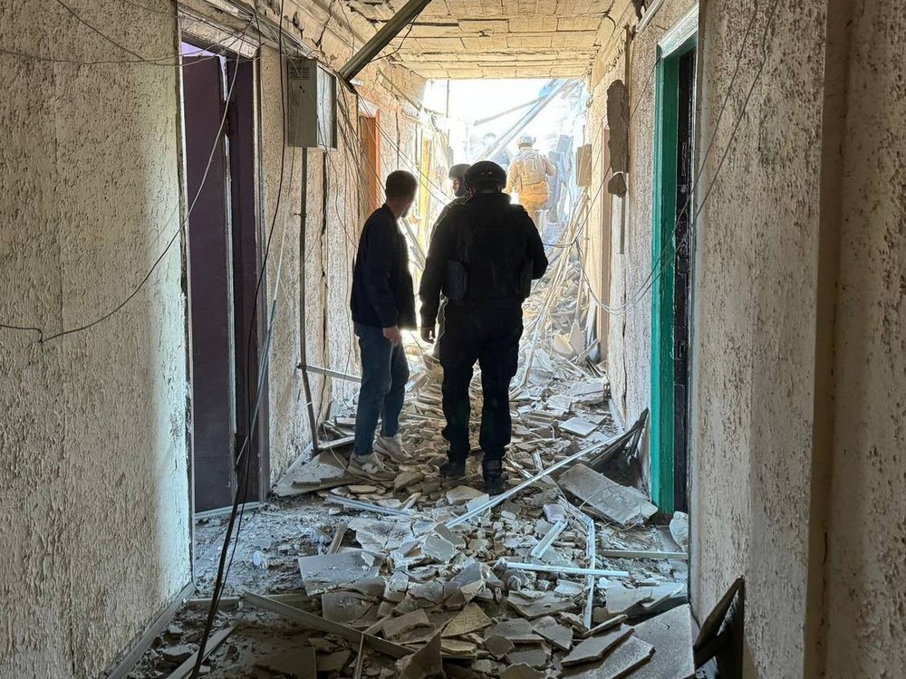 Люди були у підвалі: ворог вдарив по житловому кварталу Дніпра – що відомо (фото)