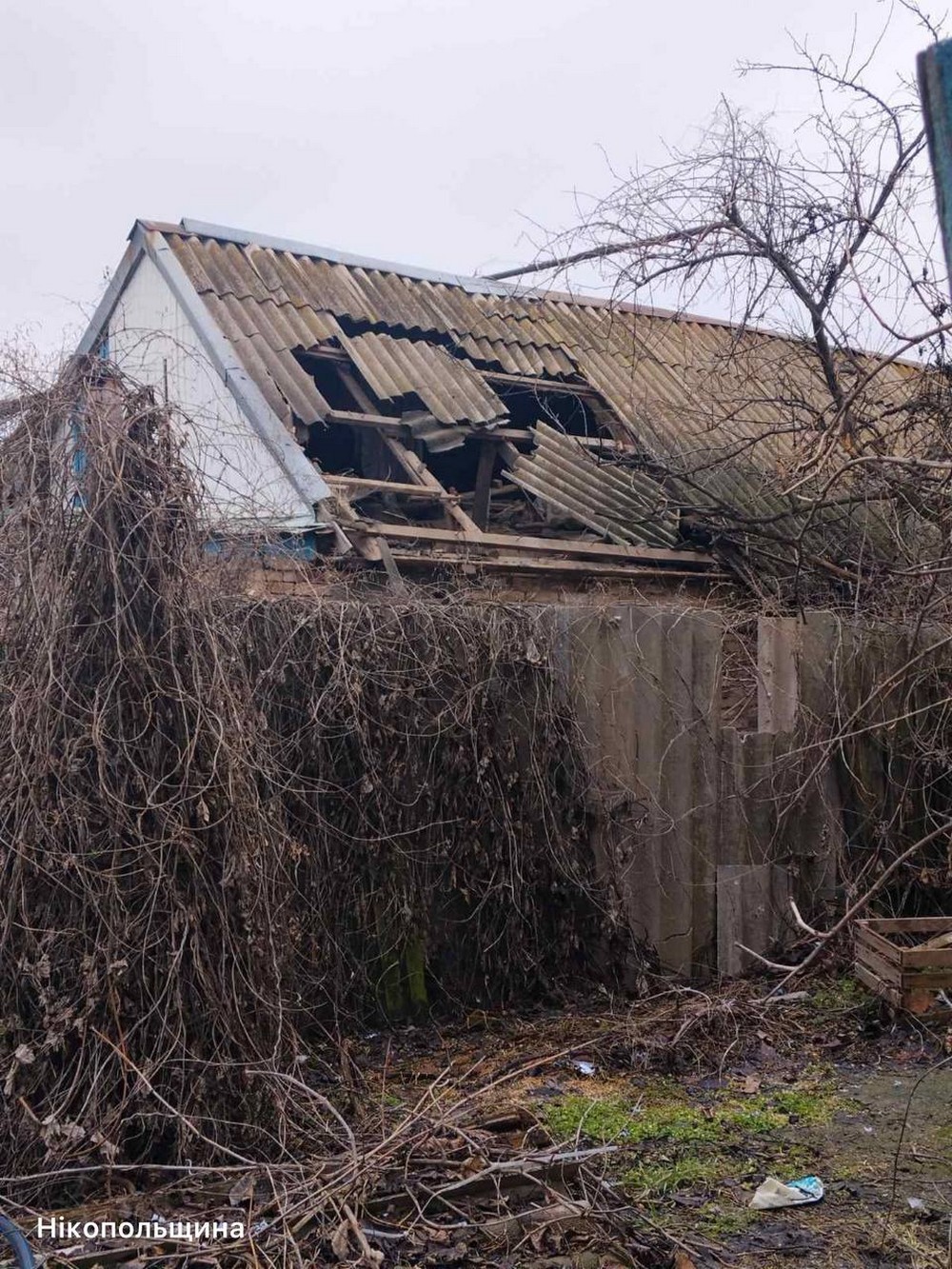 На Нікопольщині є поранена, ворог атакував рятувальників, також бив по Криворізькому і Синельниківському районах (фото)