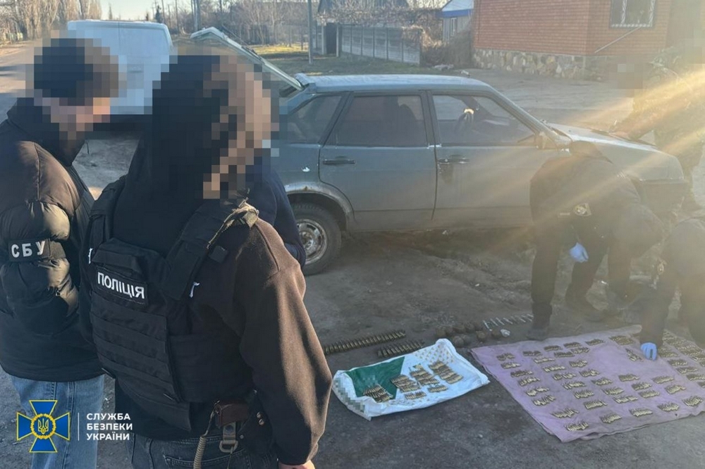 Під ліжком — запаси боєприпасів: на Дніпропетровщині викрили продаж гранат і тисяч патронів