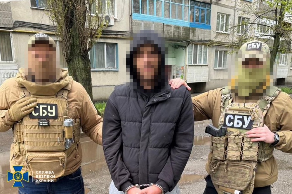 Під ліжком — запаси боєприпасів: на Дніпропетровщині викрили продаж гранат і тисяч патронів