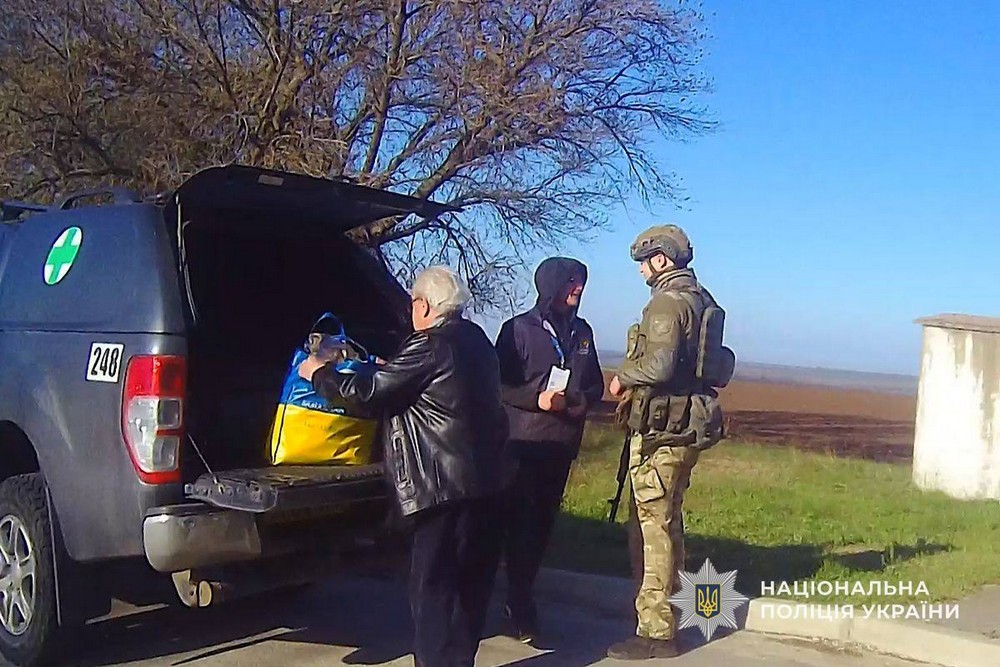 Два роки тому разом ховалися від обстрілу: поліцейські «Білі янголи» евакуювали з Нікополя літнє подружжя (фото, відео)
