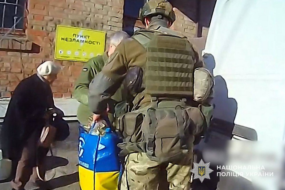 Два роки тому разом ховалися від обстрілу: поліцейські «Білі янголи» евакуювали з Нікополя літнє подружжя (фото, відео)