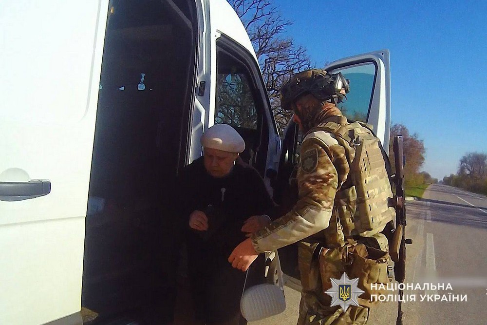 Два роки тому разом ховалися від обстрілу: поліцейські «Білі янголи» евакуювали з Нікополя літнє подружжя (фото, відео)