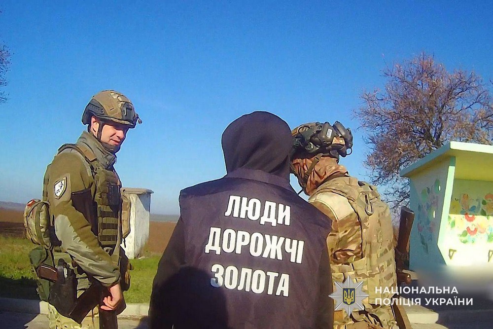 Два роки тому разом ховалися від обстрілу: поліцейські «Білі янголи» евакуювали з Нікополя літнє подружжя (фото, відео)