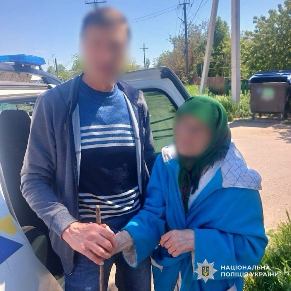 Блукала вулицею, всіяною оптоволокном та залишками дронів: у Нікополі патрульні допомогли 88-річній жінці (фото)